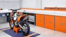 Ob klassische Motorradwerkstatt, mobiler Serviceausbau oder individuell gestalteter Arbeitsplatz – BOTT bietet flexible Systeme, die sich exakt an die Bedürfnisse von Zweiradbetrieben anpassen lassen. Schubladensysteme, Werkbänke, Regale und Fahrzeugeinrichtungen sind in unterschiedlichen Größen und Konfigurationen erhältlich – natürlich in gewohnter Qualität Made in Germany.