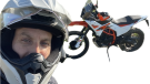 Die neue KTM 390 Adventure R  begeistert mit einem drehfreudigen LC4-Motor, wie man ihn aus den 90ern kennt – nur moderner, kräftiger und laufruhig. Untermotorisiert? Auf keinen Fall. Ob entspannt mit 100 auf der Landstraße oder sportlich mit 130 km/h auf der Autobahn, oder mit voller Drehfreude im Gelände – sie macht überall Spaß.