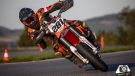 Mit beeindruckender Dominanz schloss der 16-jährige Niederösterreicher Christoph Steiner (#281) die Supermoto-Austria-Saison auf seiner Heimstrecke am Wachauring in Melk ab.