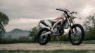 Die italienische Edel-Schmiede Bimota meldet sich mit einem spektakulären Neuzugang im Offroad-Segment zurück: der BX450, einem kompromisslosen Enduro-Bike, das Racing-Gene von Kawasaki mit italienischer Handwerkskunst verbindet.