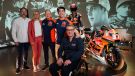 Vor begeisterten Gästen enthüllte der spanische MotoGP™-Pilot des Red Bull KTM Factory Racing Teams sein Moto2™-Weltmeisterbike aus der Saison 2023 in der Heroes-Ebene des KTM Museums.