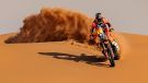 Daniel Sanders vom Red Bull KTM Factory Racing Team hat seine Gesamtführung in der Gesamtwertung der Rallye Dakar 2026 behauptet, nachdem er auf der langen sechsten Etappe des Rennens mit einer hervorragenden Leistung den dritten Platz belegt hat.