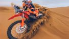 Mit der KTM 450 RALLY REPLICA 2027 holt man sich den Mythos der Rallye Dakar direkt in die eigene Garage – weltweit und in limitierter Stückzahl ab Juli 2026 erhältlich.