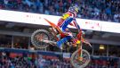 Eli Tomac vom Red Bull KTM Factory Racing Team kehrte am Samstagabend beim 16. Lauf der AMA Supercross-Meisterschaft 2026 in Denver mit einem dritten Platz erfolgreich auf das 450SX-Podium zurück, sein Teamkollege Jorge Prado erzielte nach dem Sieg in seinem Vorlauf ein solides sechstes Ergebnis.
