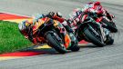 Red Bull KTM beendete heute die erste Hälfte der MotoGP-Weltmeisterschaft 2026 mit einem Platz unter den ersten Vier auf dem gut besuchten, heißen und windigen Sachsenring.