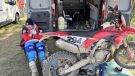 Noch bevor die Ergebnisse online sind, gibt es schon die bewegten Bilder vom ersten für Enduroworldranking.com gewerteten Drei-Stunden-Rennen des HSV Burg Kreuzenstein in Stockerau, Niederösterreich. Die 13,5 Kilometer lange, sehr anspruchsvolle Hard-Enduro-Runde war perfekt vorbereitet und verlangte den 100 angemeldeten Fahrern alles ab. Selbst die Topfahrer stießen auf den Naturpassagen an ihre Grenzen.