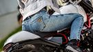 Die neue Kollektion startet mit vier zertifizierten Funktionsmodellen, die Pendlern Sicherheit und Komfort bieten, ohne dabei auf den klassischen Denim-Look zu verzichten.
